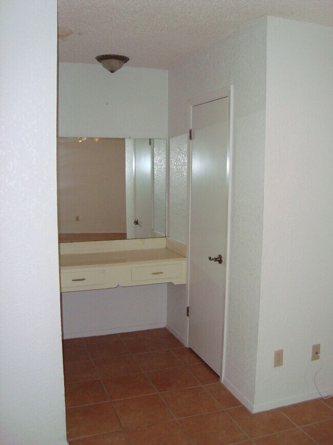 Building Photo - Refrig A/C 3bed/2bath!