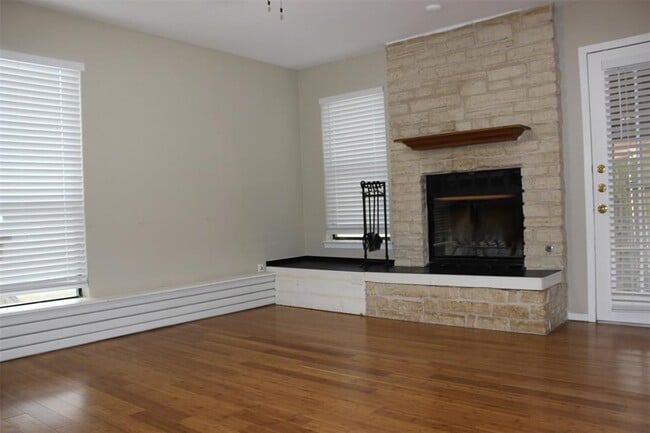 Building Photo - 6500 Columbia Oaks Ct