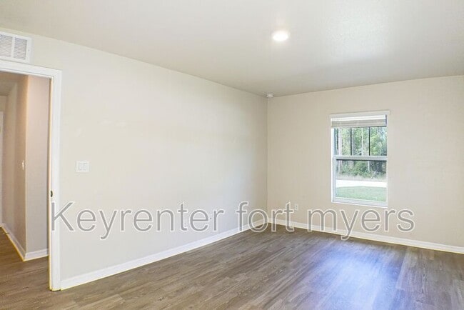 Building Photo - 341 Reeves St