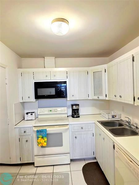 Building Photo - 2230 NE 56th Pl