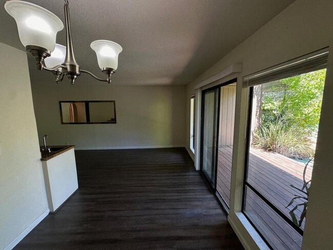 Building Photo - 2422 Larkspur Ln