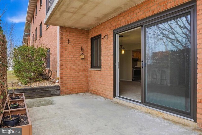 Building Photo - 1745 Edgewood Hill Cir