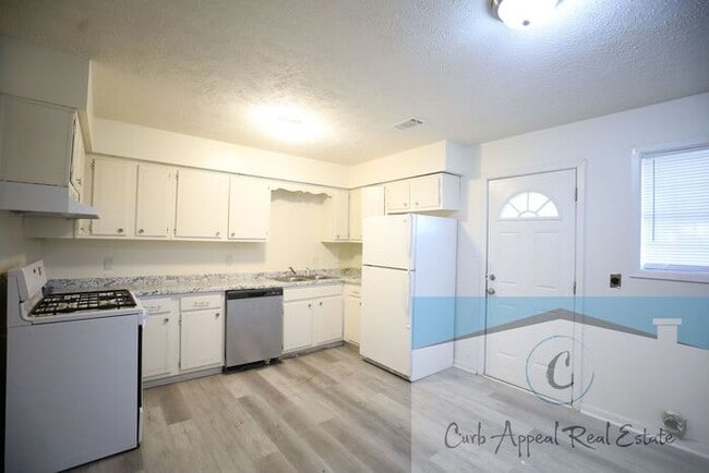 Building Photo - 2 bed, 1.5 bath apartment - $775 - HUD acc...