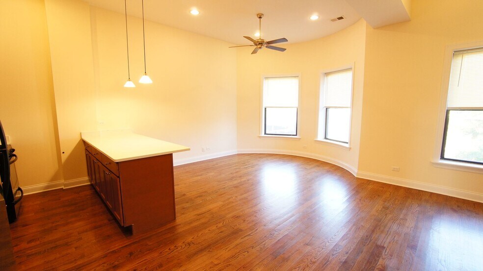 Primary Photo - 2840 N Albany Ave