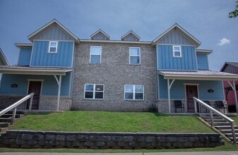 Building Photo - FREE 55" TV or 28" BLACKSTONE WITH SIGNED LEASE!! 4B/4.5B - AUG 8 MOVE-IN!