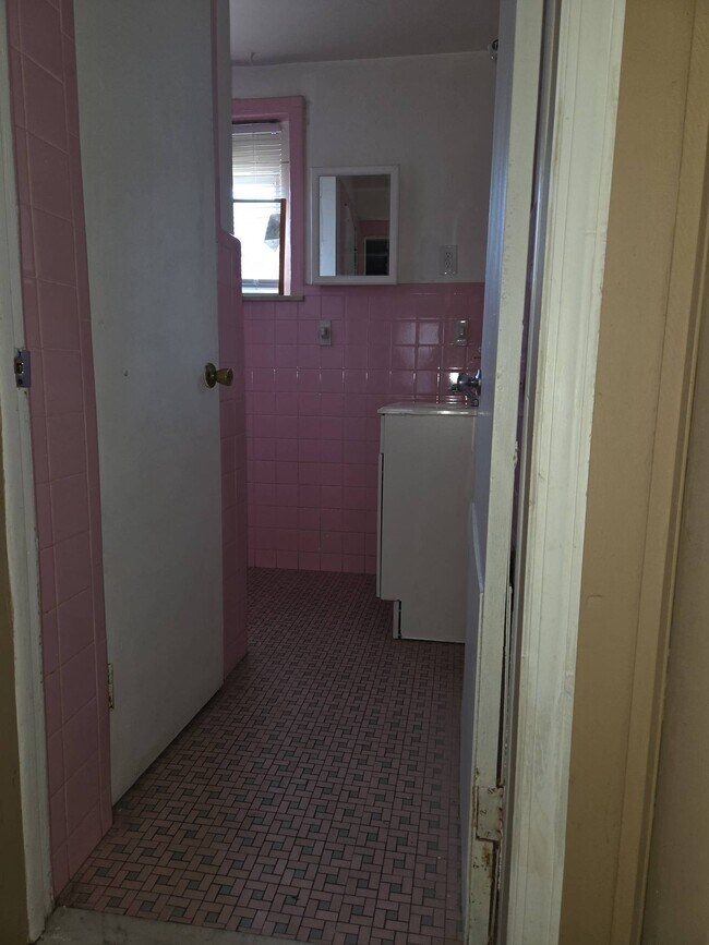 Building Photo - 1816 S Chadwick St