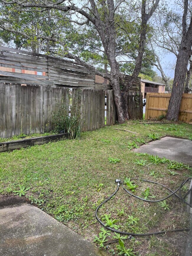 Building Photo - 1873 Whispering Oaks Ln