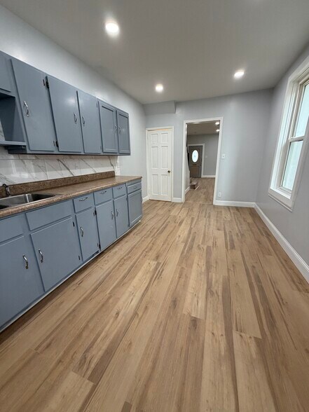 Building Photo - 644 E Madison St