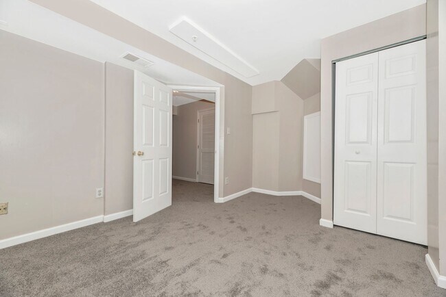 Building Photo - Beautifully Renovated Townhome in Walnut Ridge