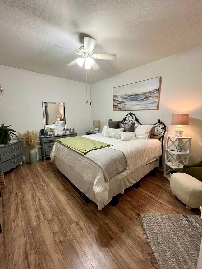 Building Photo - In the Heart of Tradition--3/2.5/2 Townhome!