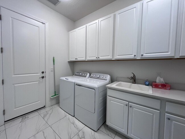 Building Photo - 5663 St Armands Way