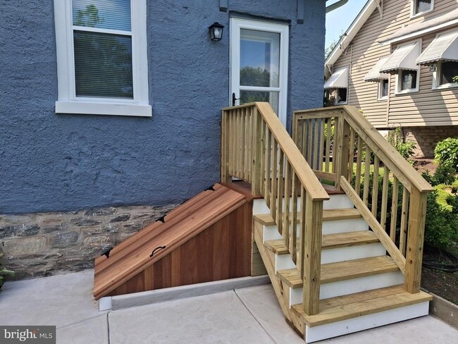 Building Photo - 449 Roslyn Ave