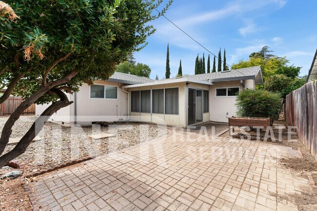 Building Photo - 2267 La Grama Dr