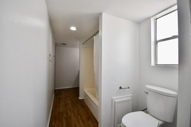Building Photo - 4404 Basswood Ln