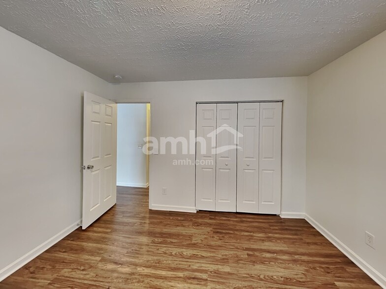 Building Photo - 604 Blossom Hill Dr