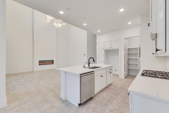 Building Photo - 8127 Fenway Hts Dr