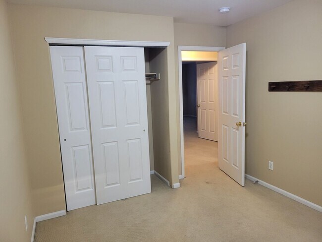 Building Photo - 3 Bedroom, 2.5 Bath Home with A/C - Availa...