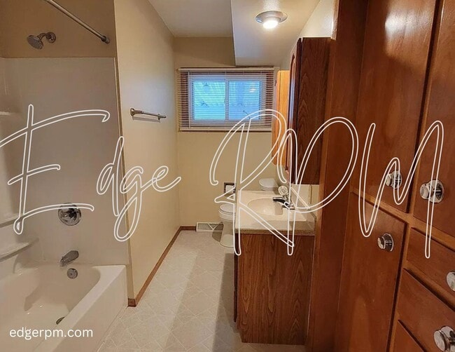 Building Photo - Charming 1-Bedroom Duplex!