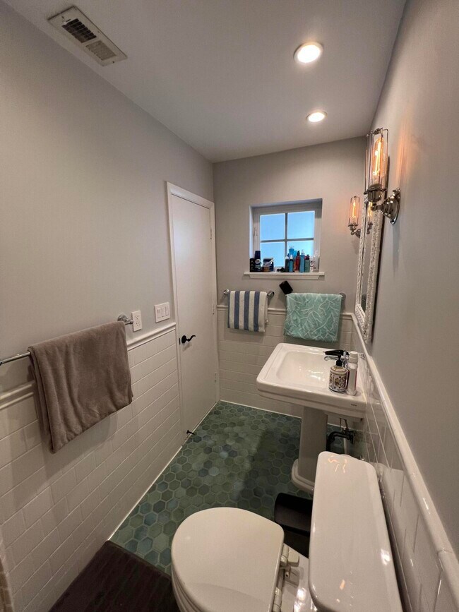 Building Photo - 1653 Poinsettia Dr