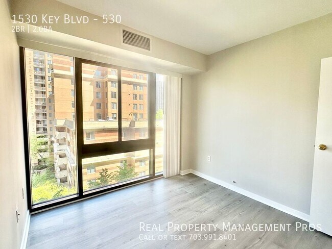 Building Photo - Sun-Drenched Condo-Stunning Views, Walk to...