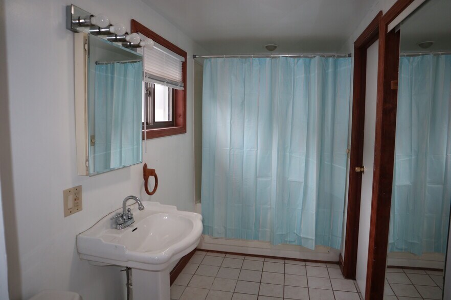 Building Photo - 504 Underwood Ave