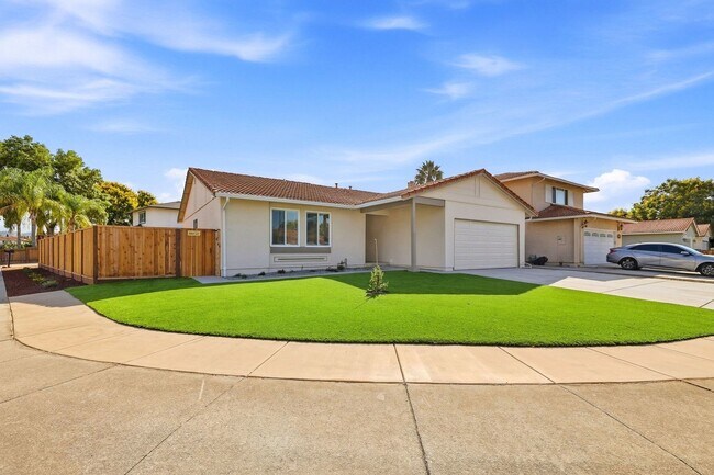 Building Photo - 560 Glenburry Way