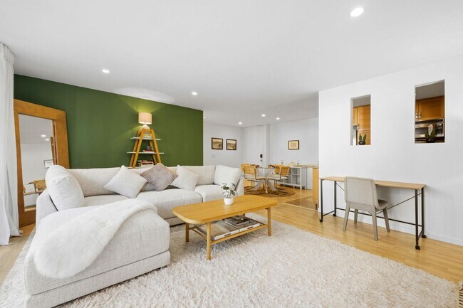 Building Photo - 6333 La Jolla Blvd