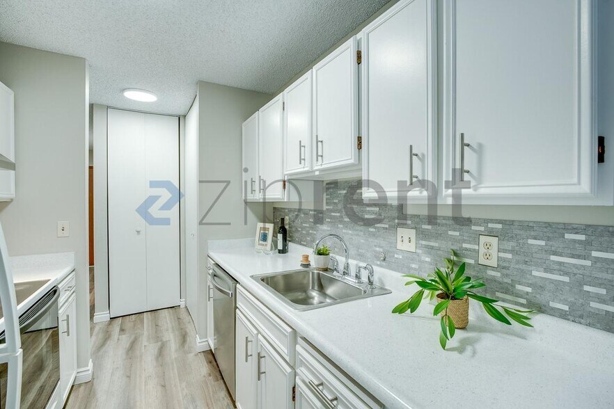 Building Photo - Unit 407
