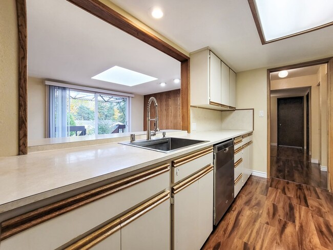 Building Photo - Charming Rambler with Abundant Natural Lig...