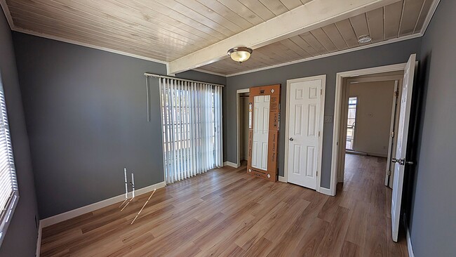 Building Photo - 4 Bed, 1.5 bath Home, freshly painted and ...