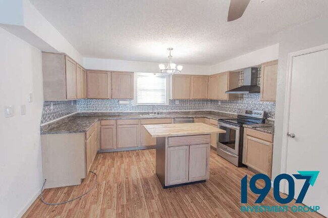 Building Photo - Spacious 4-Bedroom Home in Moore – Stylish Updates & Great Layout!