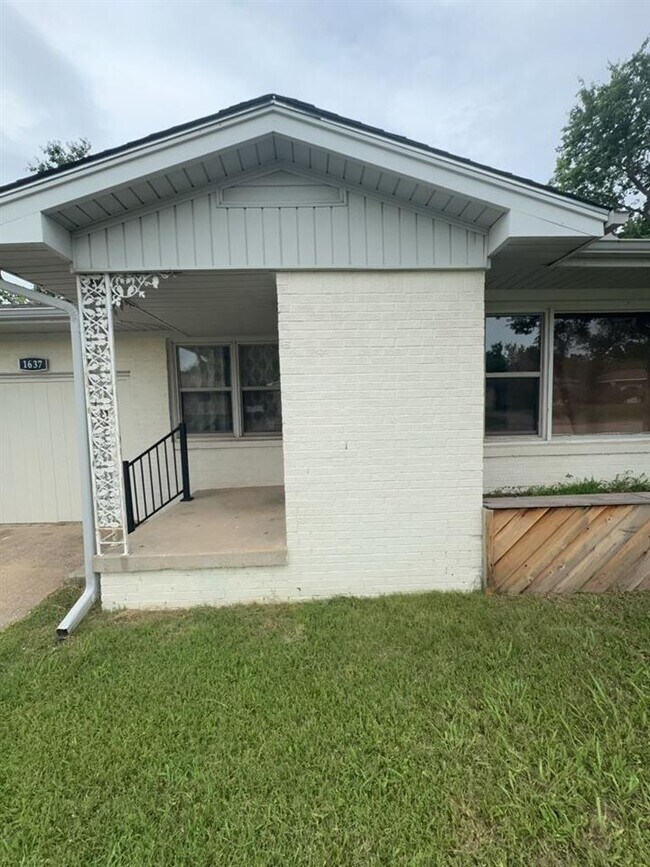 Building Photo - 1637 NW 26th St