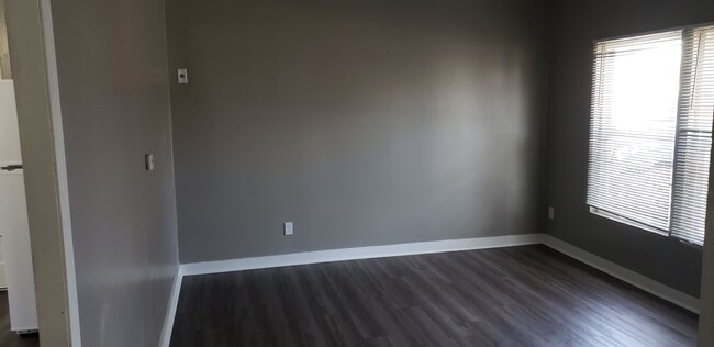 Building Photo - 3 Bedroom 1 bath