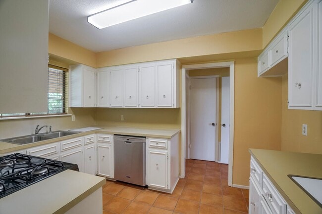 Building Photo - 506 E Palm Valley Blvd