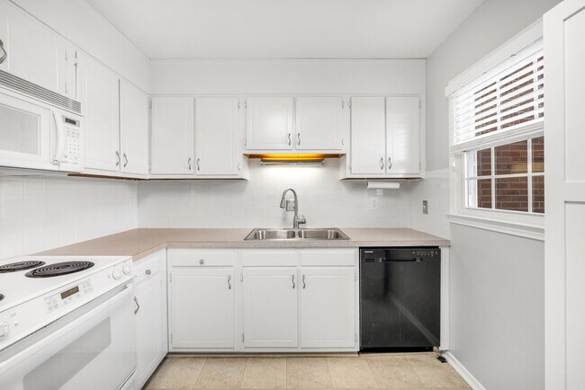 Building Photo - 8418 Knights Bridge Rd