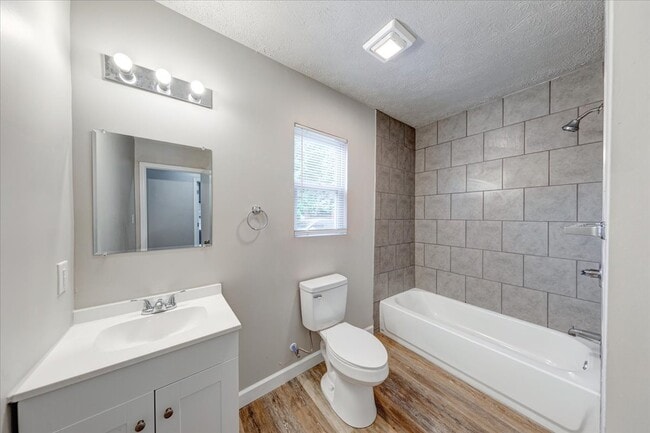 Building Photo - 1565 Martin St