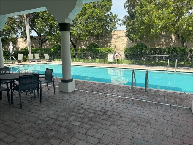 Building Photo - 1048 NE 30th Ave