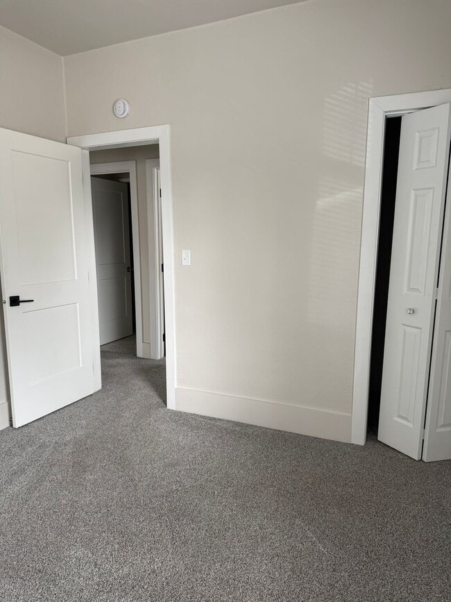 Building Photo - Updated 2 bed 1 bath