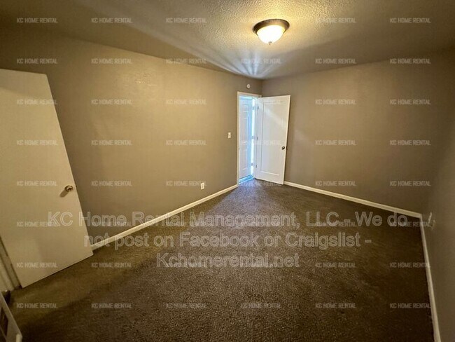 Building Photo - 4221 E 60 Terrace