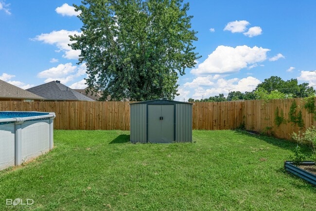 Building Photo - Check Out this 4 bed 2 bath
