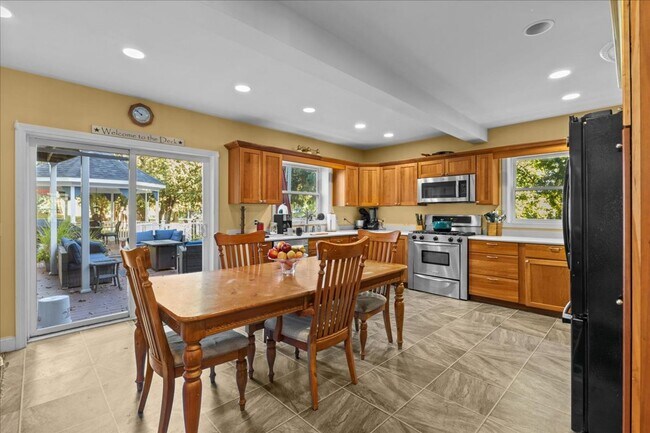 Building Photo - Well-Cared for historic beauty in private setting tucked in the Hill Section