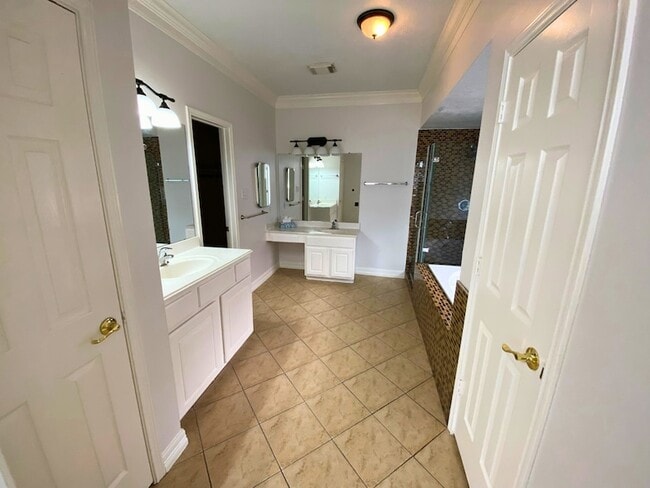 Building Photo - 21623 San Marino Dr