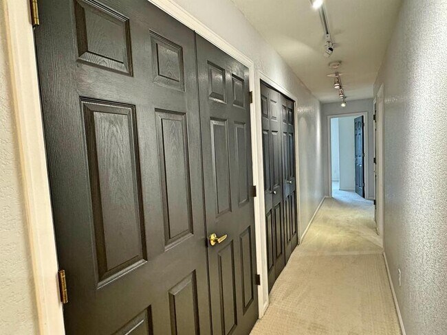 Building Photo - 4271 S Blackhawk Cir