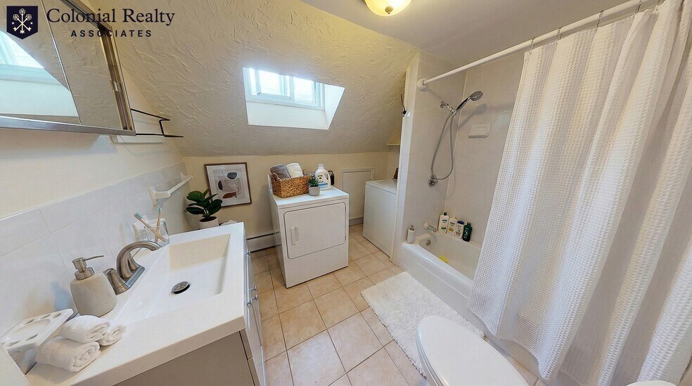 Building Photo - 174 Cushing St