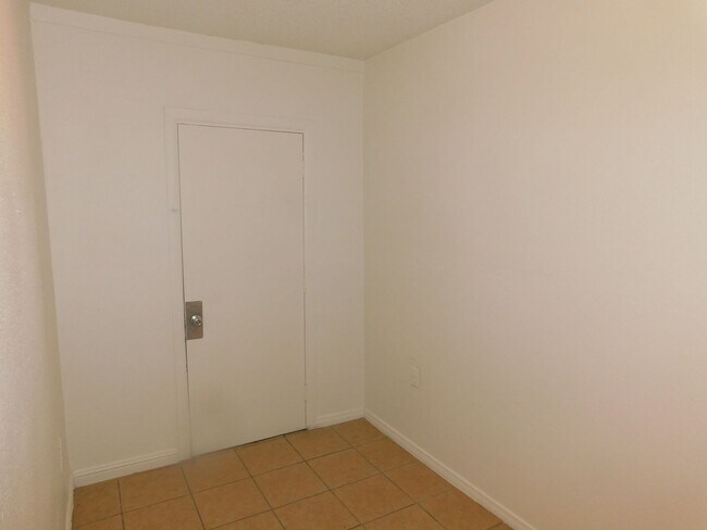 Building Photo - 1007 C St