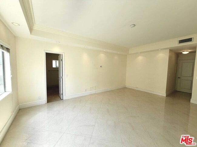 Building Photo - 121 S Palm Dr