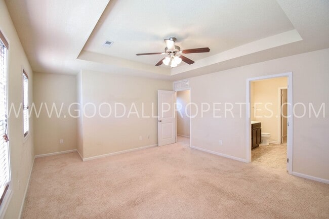 Building Photo - Check out this Beautiful 2 Bedroom, 2.5 Bath end unit Townhome in West Des Moines