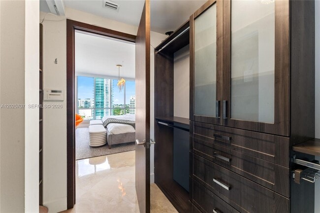 Building Photo - 5959 Collins Ave