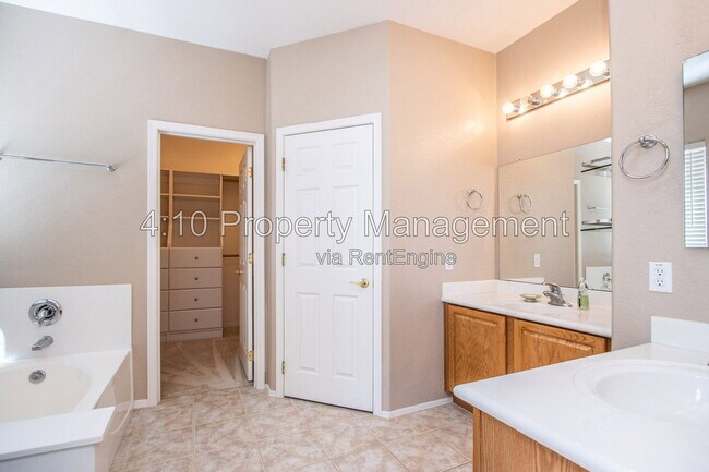 Building Photo - 951 E Bellerive Pl