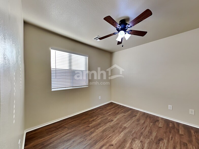 Building Photo - 10395 Bolting Cloud Dr